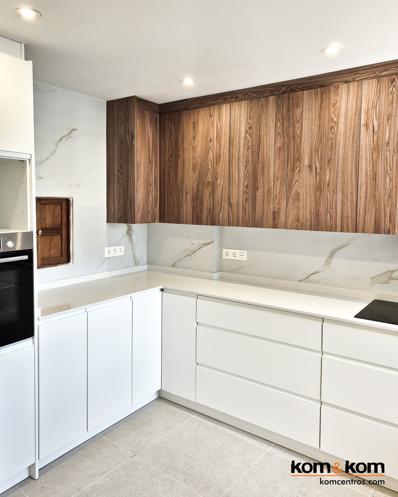 cocina moderna blanca y madera nogal sin tiradores